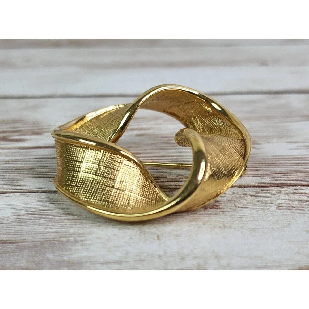 Vintage Napier Brooch Pin Gold Tone Textured Ribbon Wreath Costume Jewelry‎